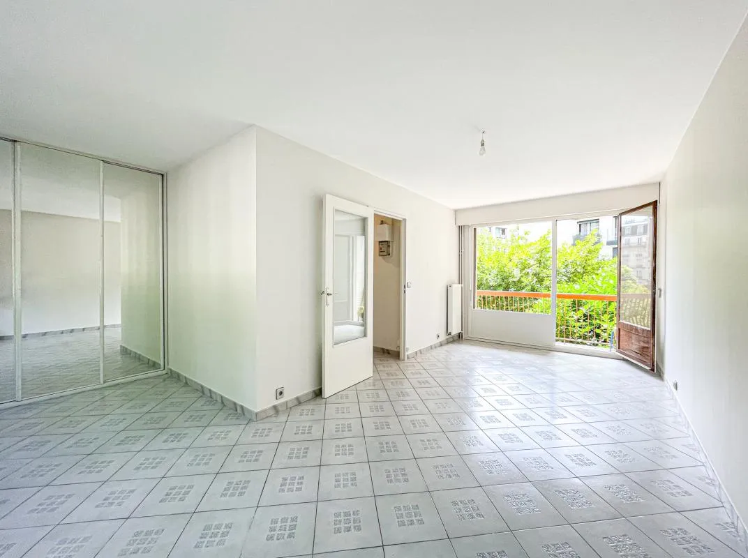 PARIS 18 – STUDIO TRANSFORMABLE EN 2 PIECES - BALCON