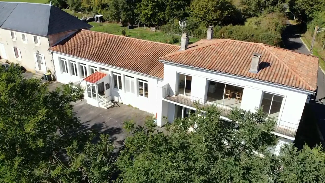 Ancienne école rénovée sur la commune de Genouillé entre Poitiers et Angoulême
