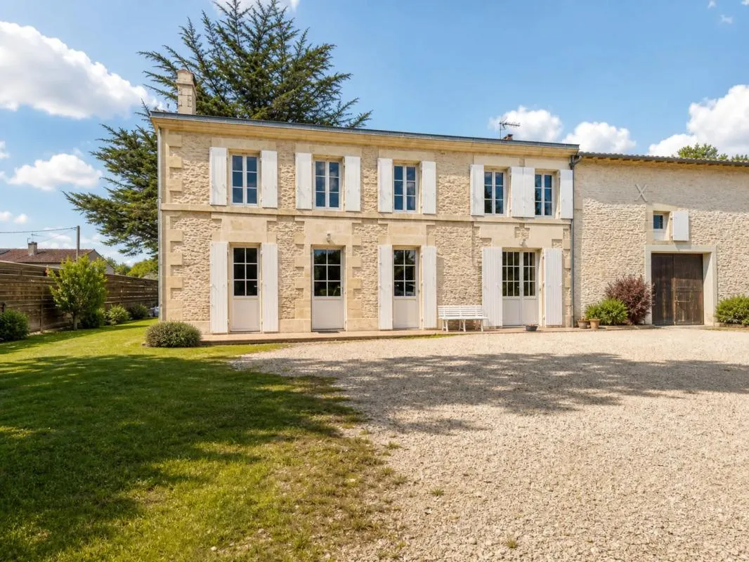 Maison pierre 141 m², piscine intérieure, 2 500 m² - Saint-Symphorien