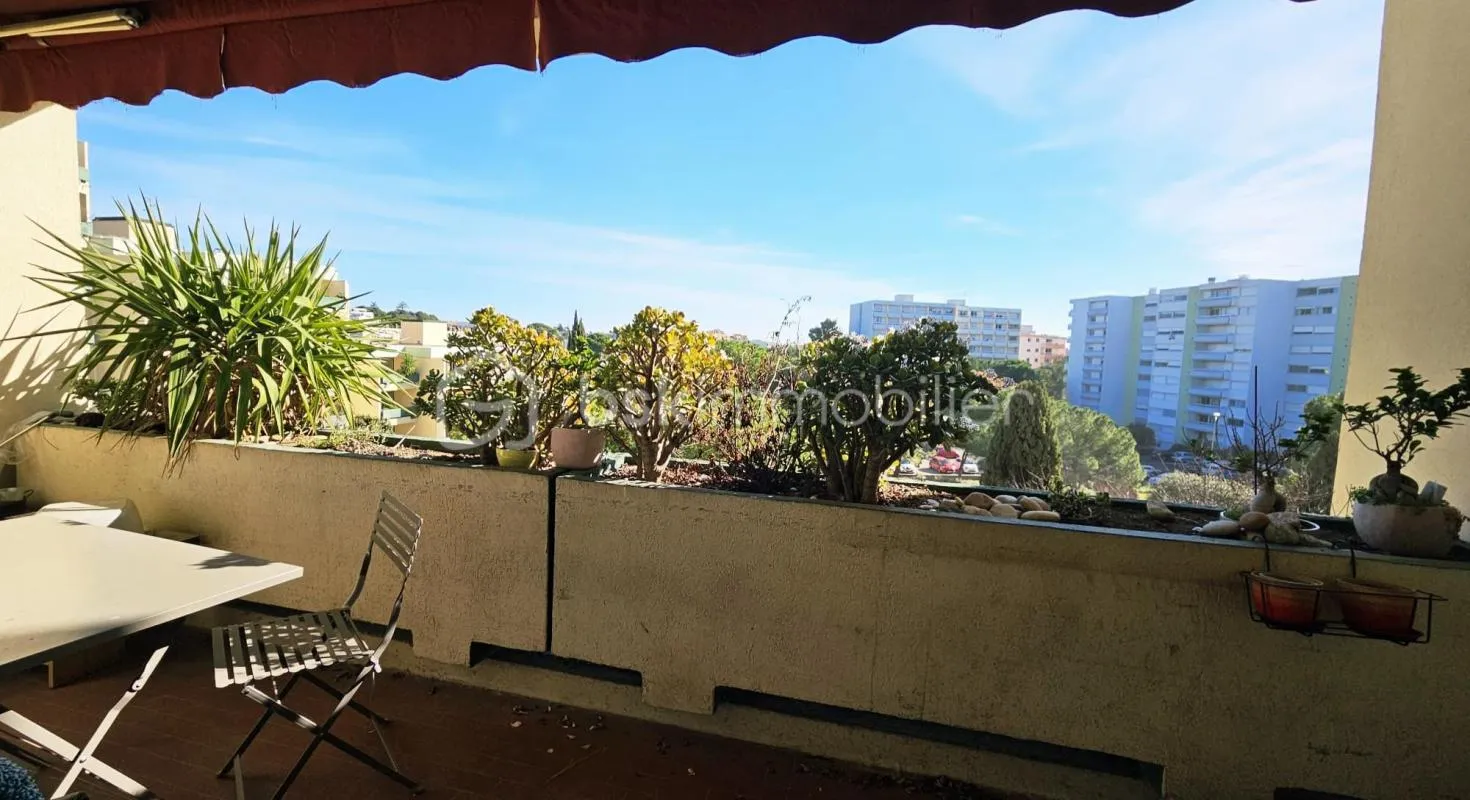 Rare à la vente - Appartement spacieux et lumineux de 107m2 - Parking et cave