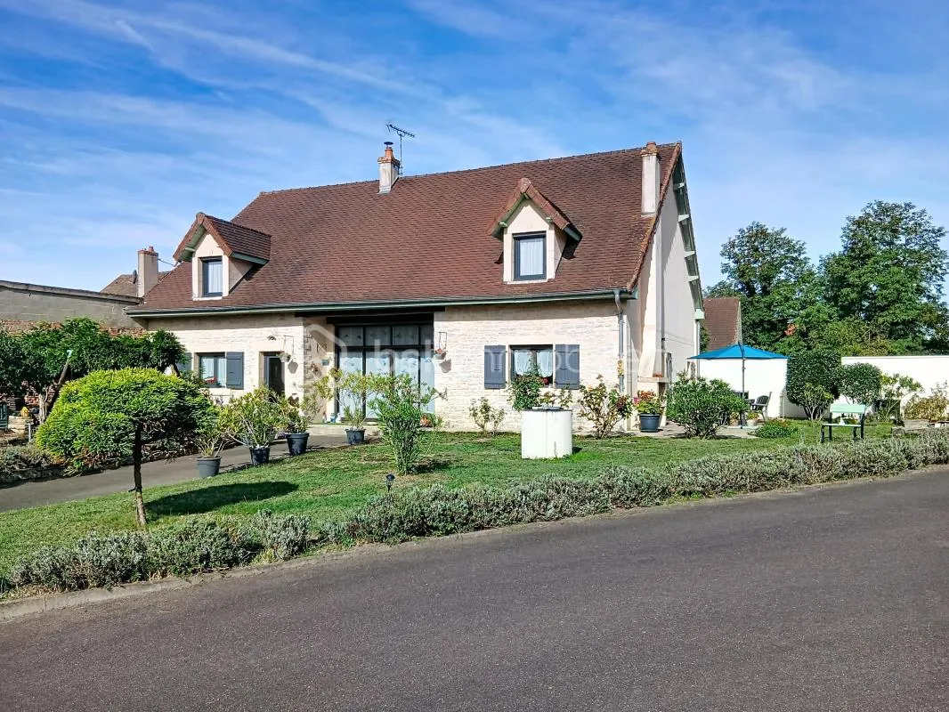 Ancienne grange rénovée de 230 m² Charme, volumes et prestations de qualité