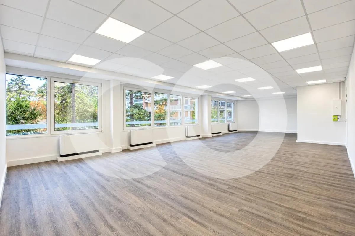 Boulogne-Billancourt, Bureaux rénovés, lumineux et au calme, dans un immeuble de standing en cœur d’îlot face à un parc