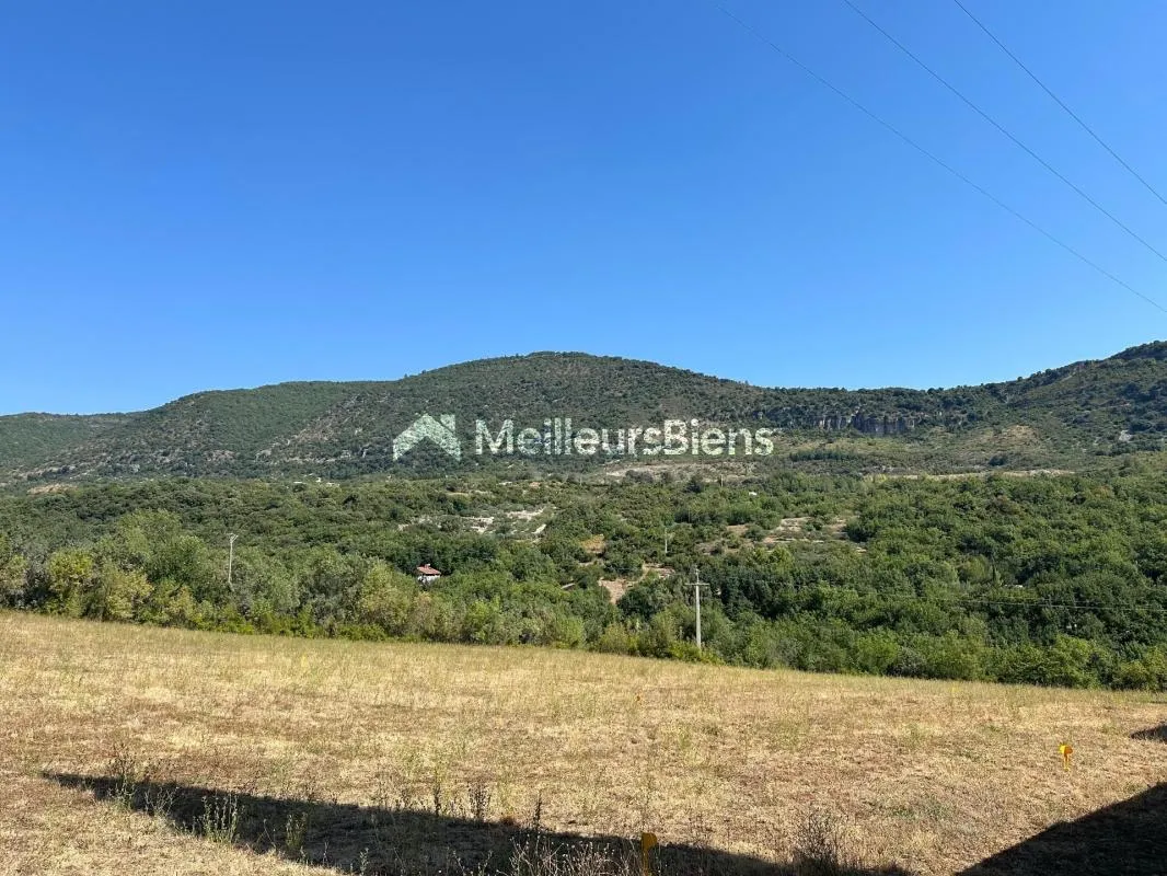 Beau terrain à batir de 713m²
