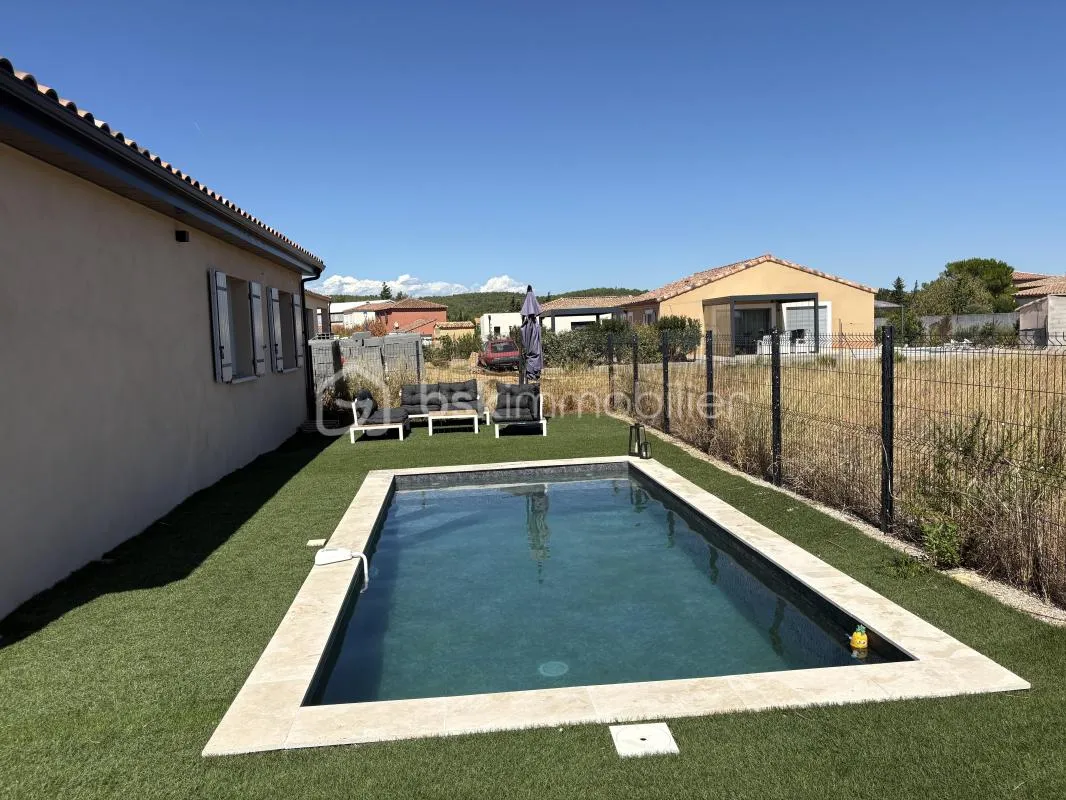 Superbe villa neuve, trois chambres, garage et piscine