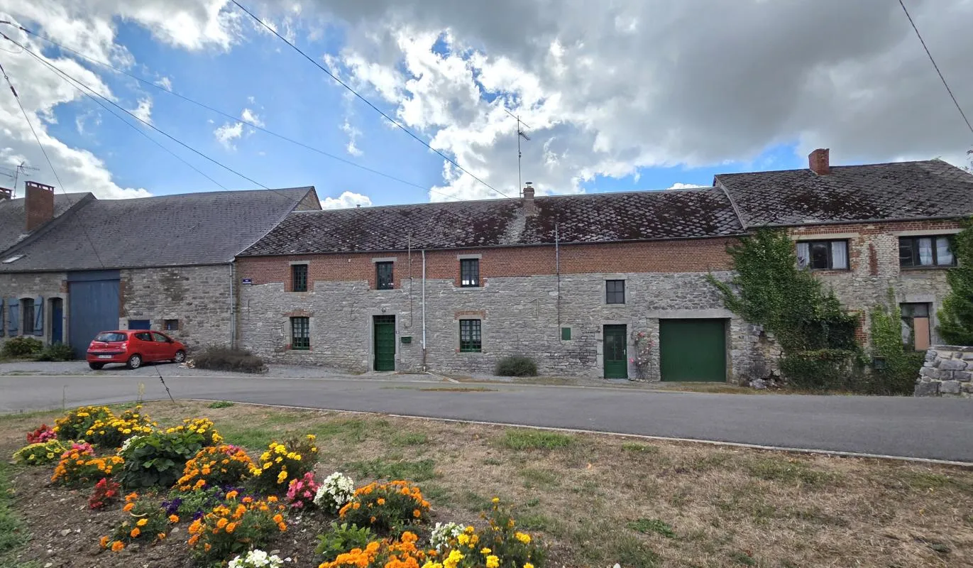 Ensemble immobilier comprenant deux maisons en pierres, situé à Baives