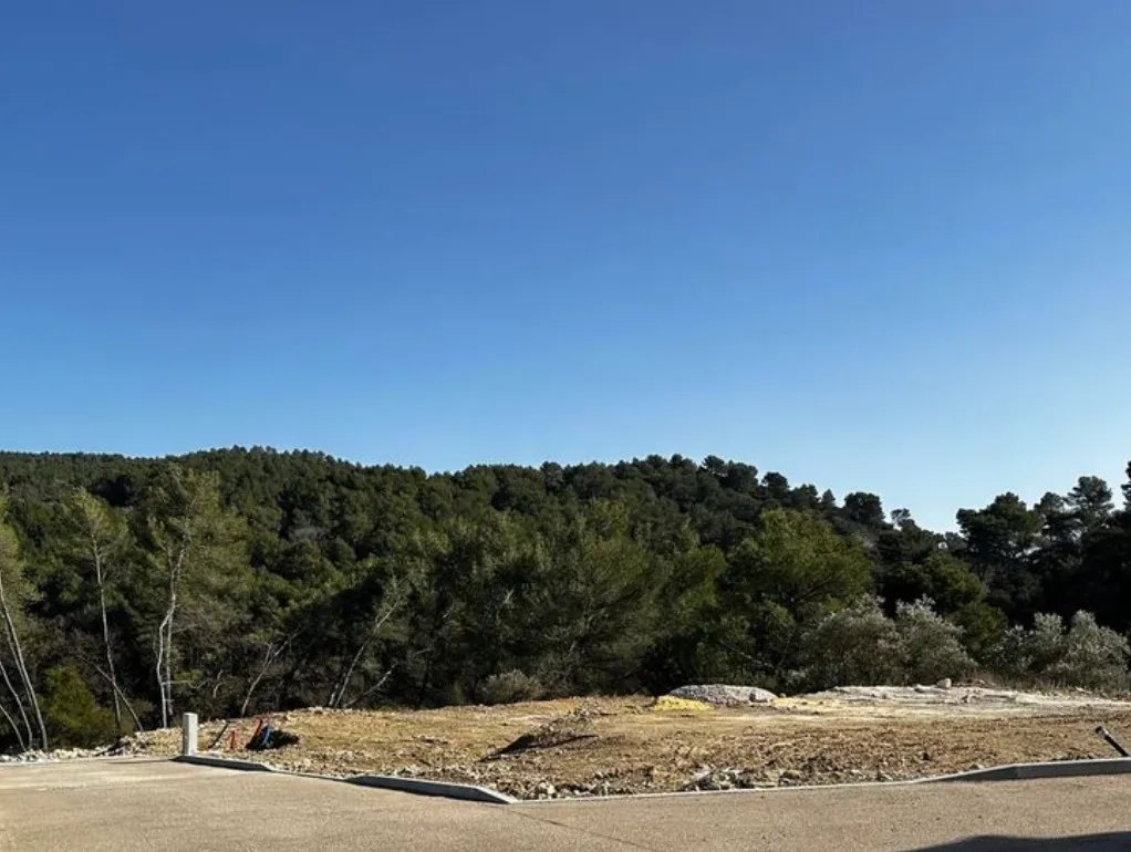 Terrain à bâtir à Rognes – 408 m² avec permis accordé