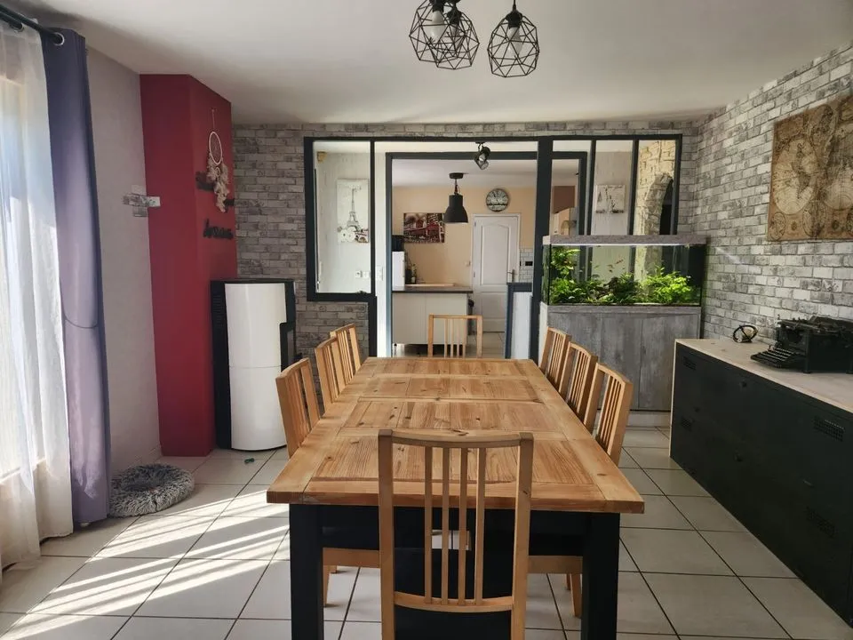 Maison familiale 4 chambres avec jardin, garage et dépendance