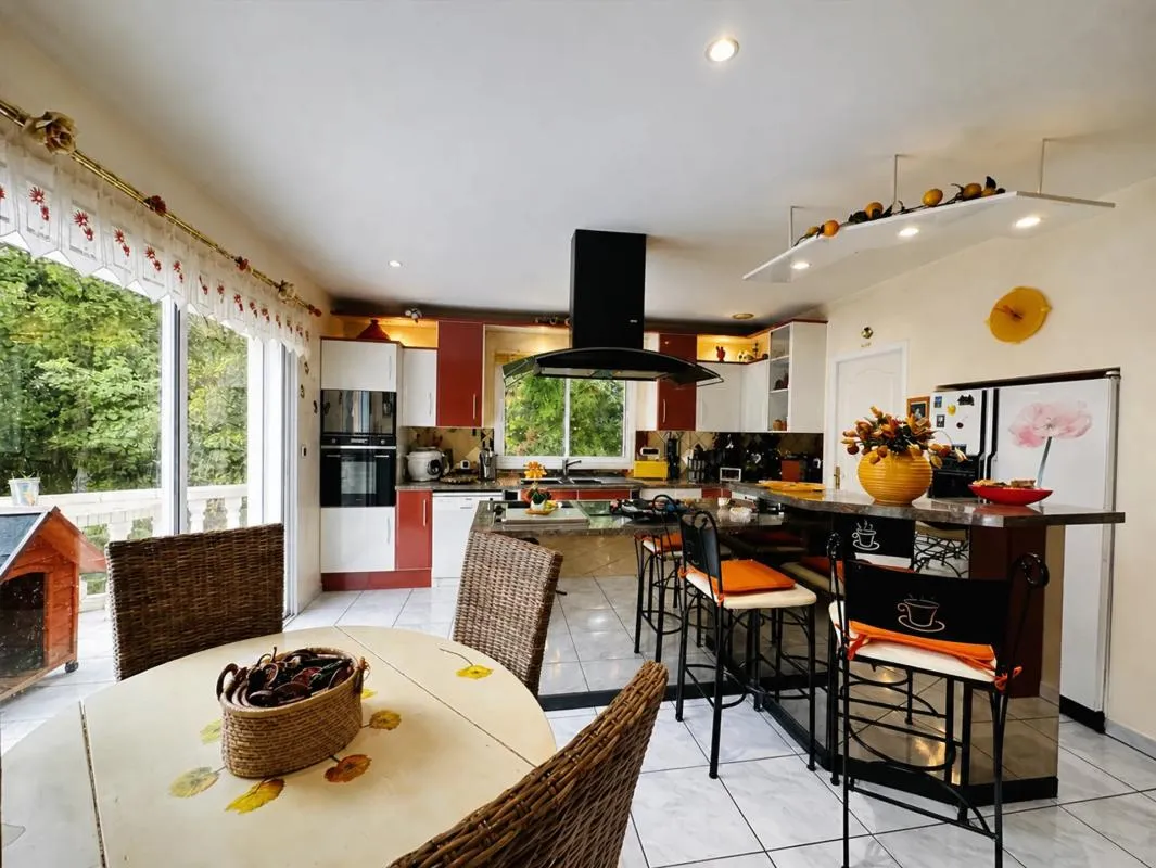 Villa de 200 m² : volumes généreux, terrasse plein sud, piscine chauffée et parc de 2 300 m²