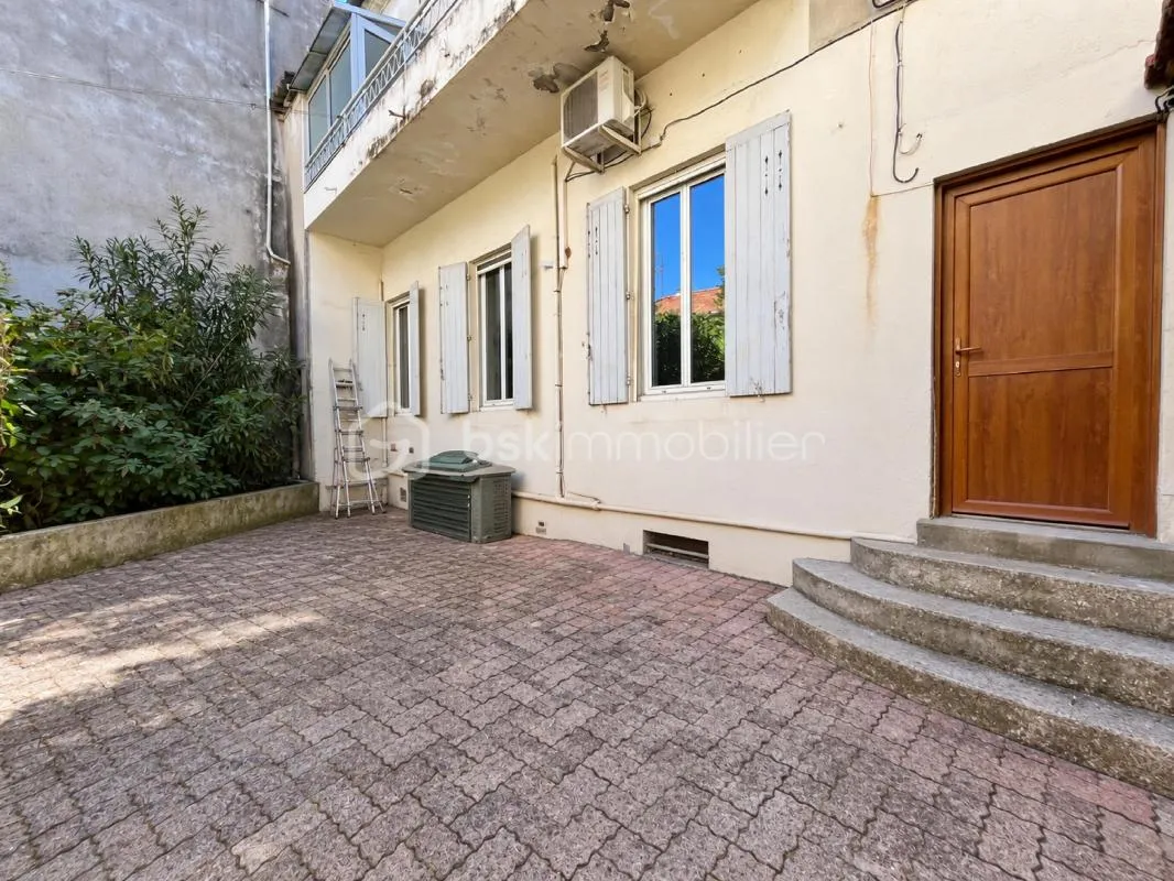 Maison de ville à fort potentiel – Deux appartements indépendants – Cour intérieure sans vis-à-vis – Proche centre-ville, gare et lycée d’Alzon