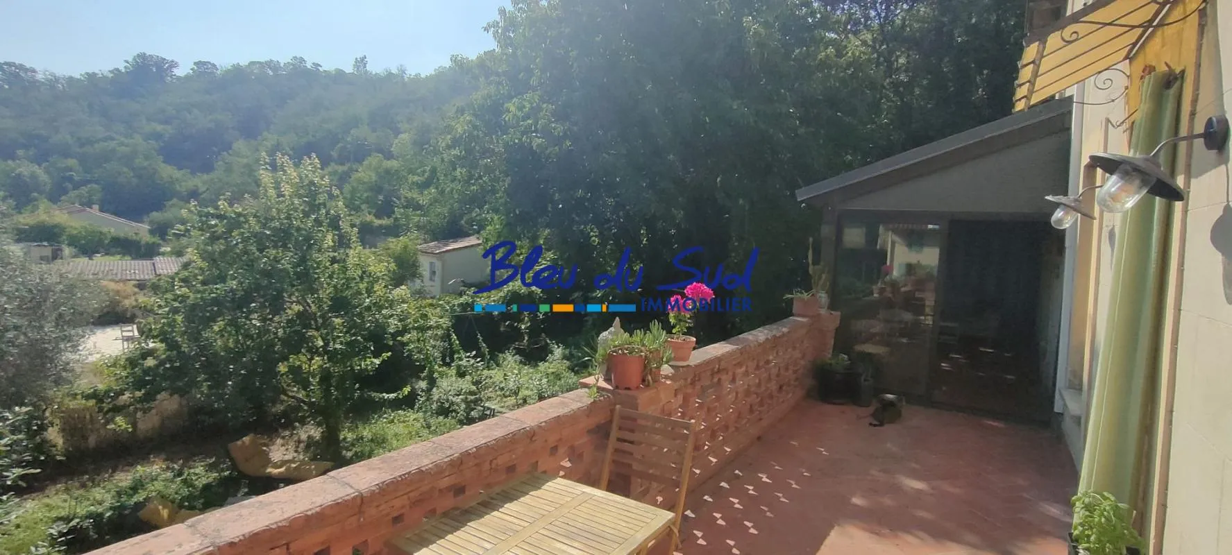 Maison ancienne avec jardin et garage