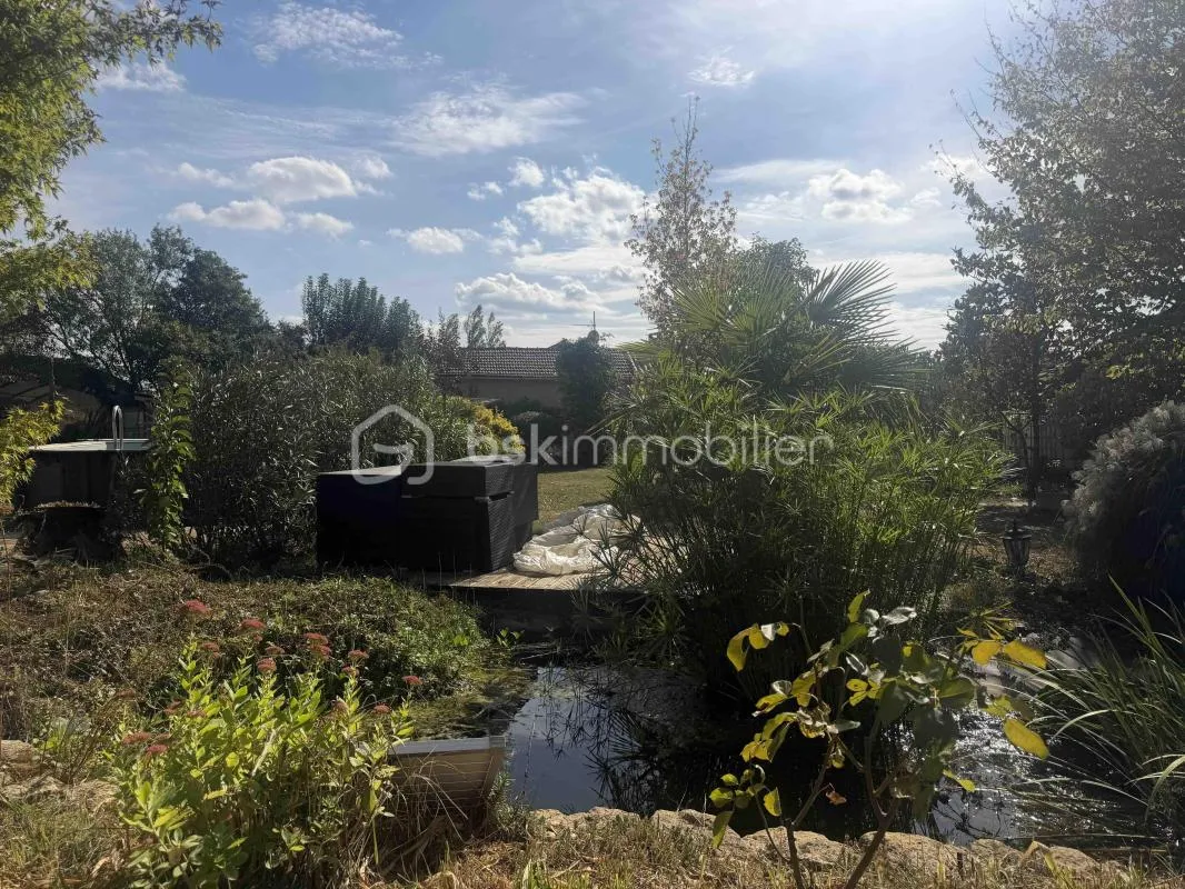 Maison en pierre avec véranda et jardin paysagé de 3 723 m²
