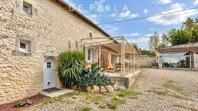 Longère de caractère - Mirebeau - 170m2 - Jardin 1400m2
