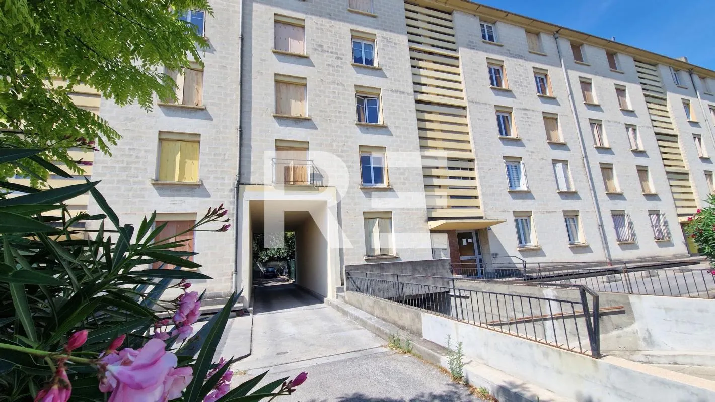 Appartement 44 m² type P2 les Amoureux / rte de Beaucaire