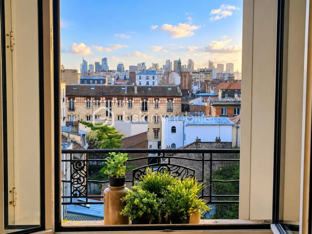 DERNIER ETAGE AVEC BALCON ET VUE SPECTACULAIRE SUR PARIS ET LA DEFENSE