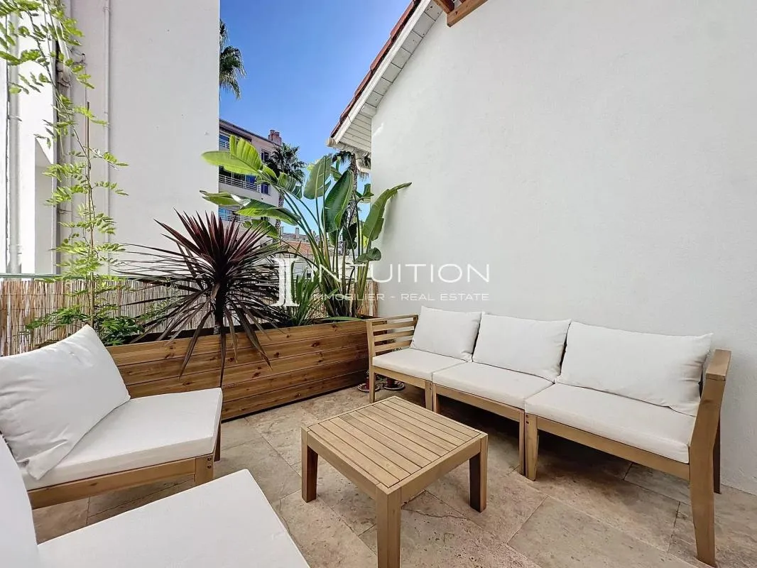 Antibes - Centre : Vaste appartement bourgeois avec terrasse