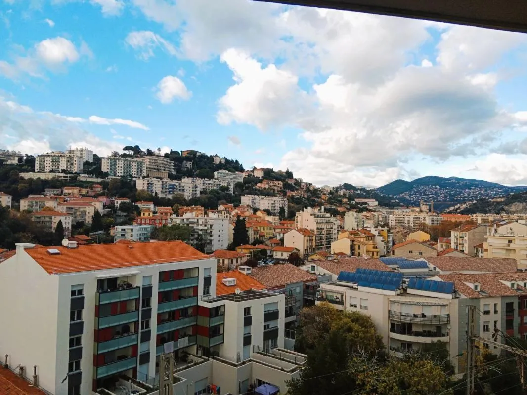 STUDIO EN DERNIER ETAGE NICE ACROPOLIS