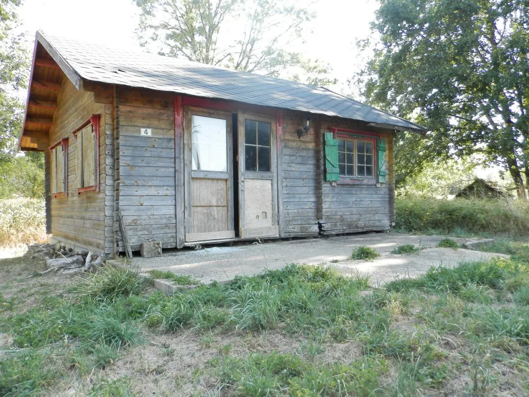 Secteur St Germain-du-Bois (71), À VENDRE TERRAIN CONSTRUCTIBLE SITUÉ AU CALME 1372 M² AVEC CHALET