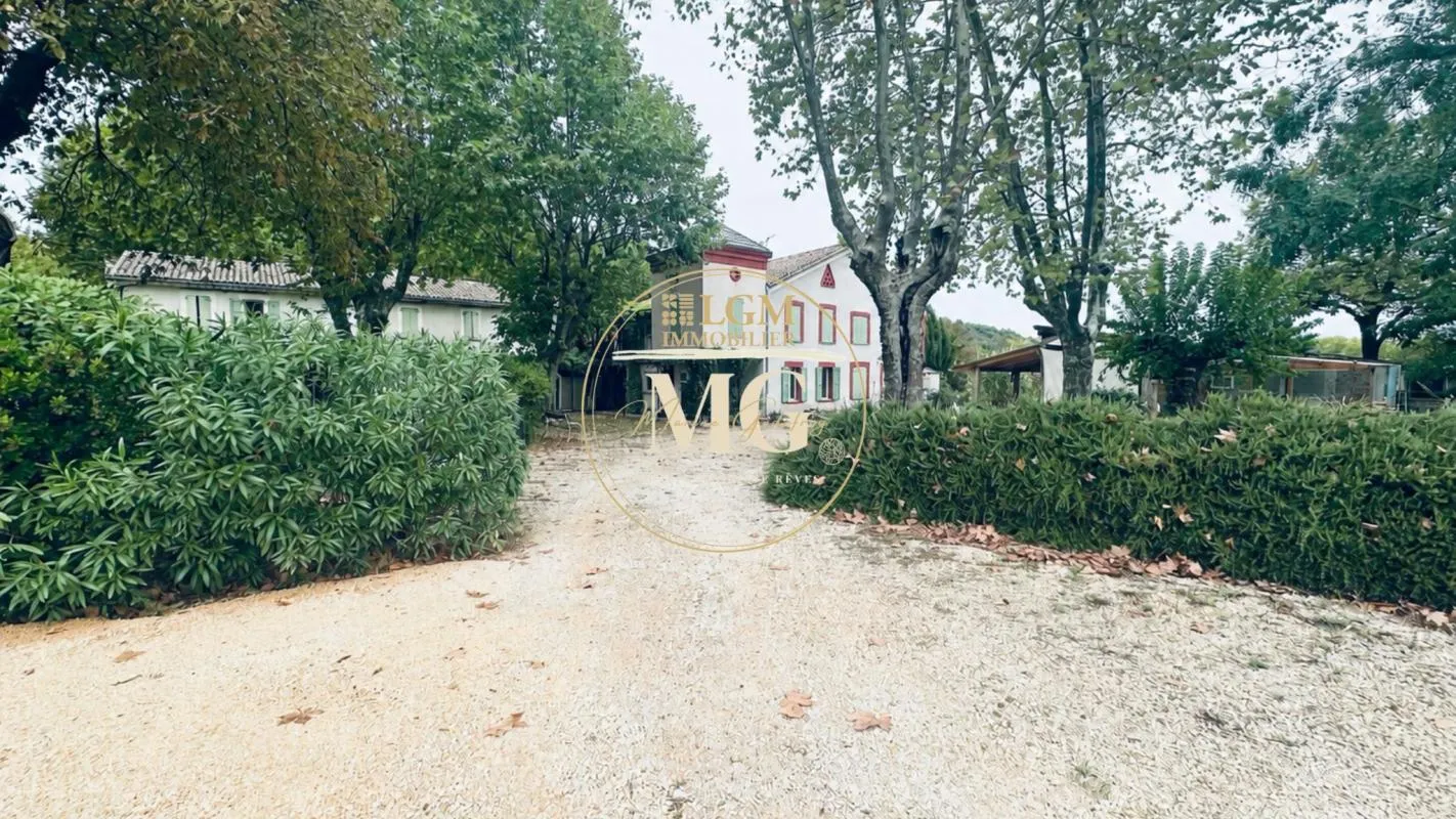Domaine - 30 pièces - 652 m²