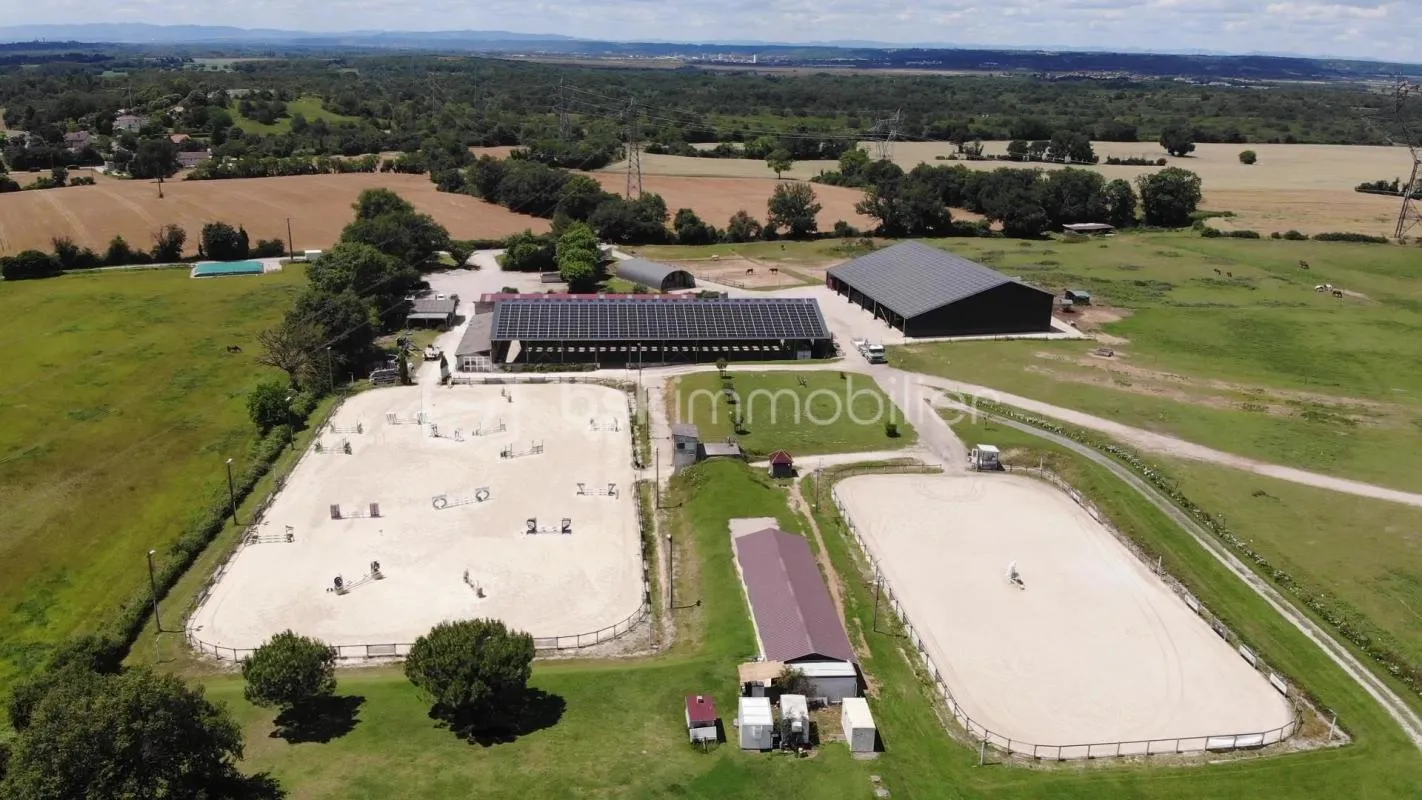 ETABLISSEMENT EQUESTRE EN ACTIVITE SUR 17 HA - Région LYONNAISE (01)