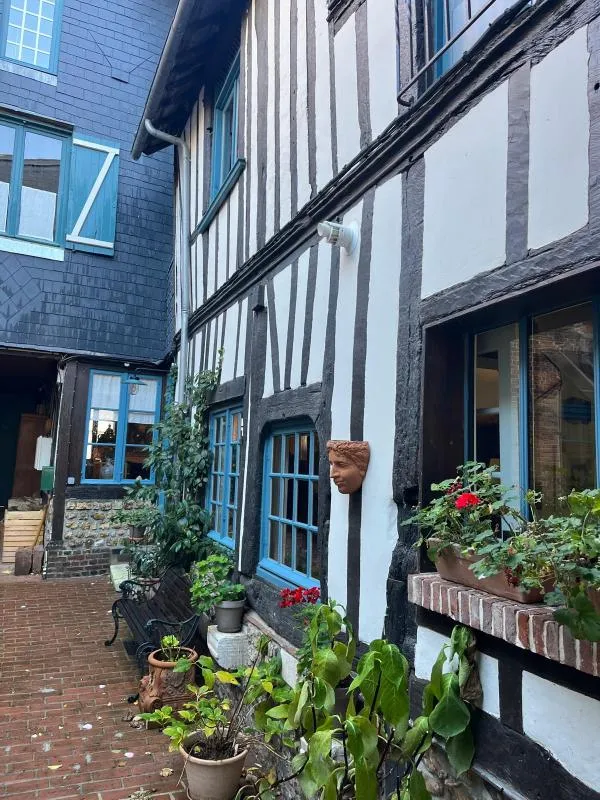 Maison de ville rénovée avec gîtes et jardin à Honfleur