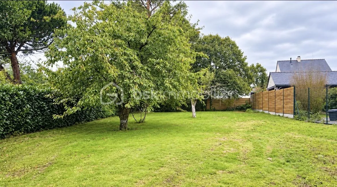 TERRAIN CONSTRUCTIBLE 558 M² – LA CHAPELLE-SUR-ERDRE – ENVIRONNEMENT CALME ET VERDOYANT.LIBRE DE CONSTRUCTEUR