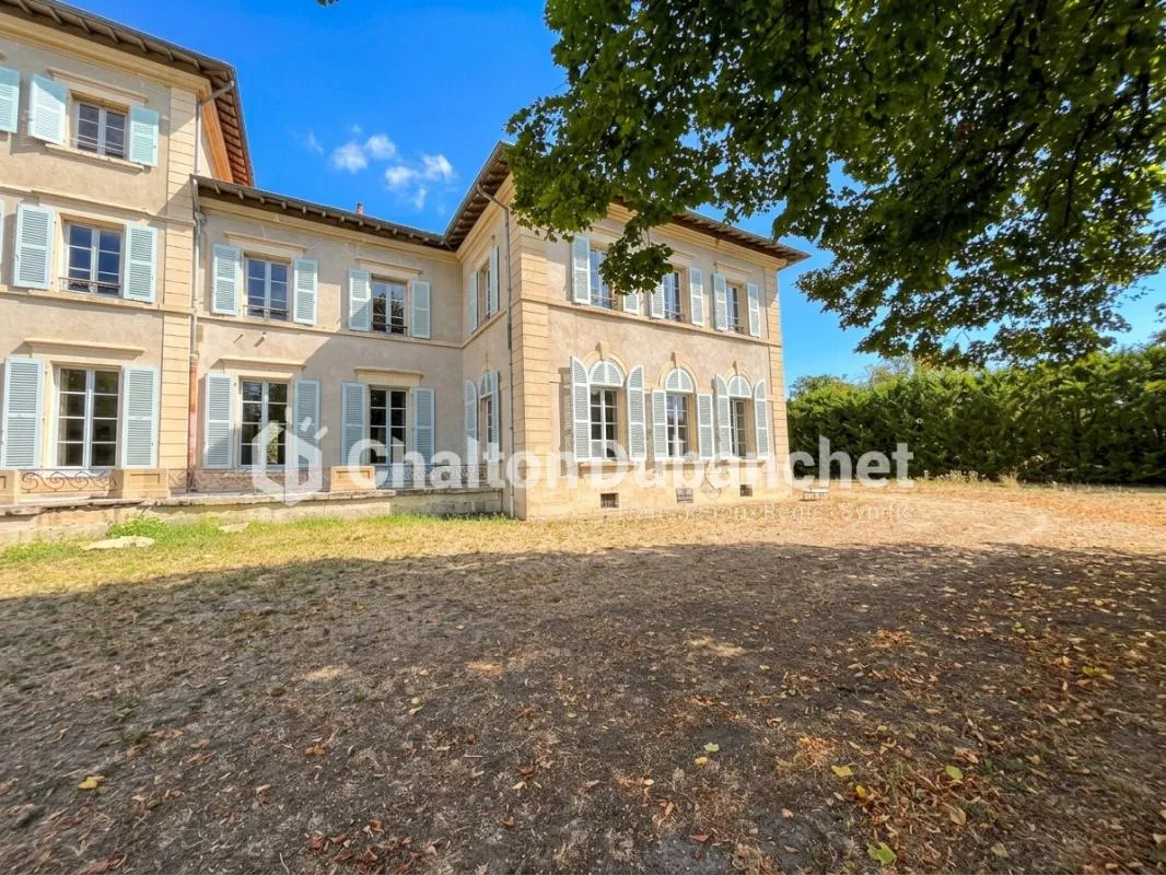 Demeure de caractère d'environ 300 m² au sein d'un château - 42600 Mornand-en-Forez