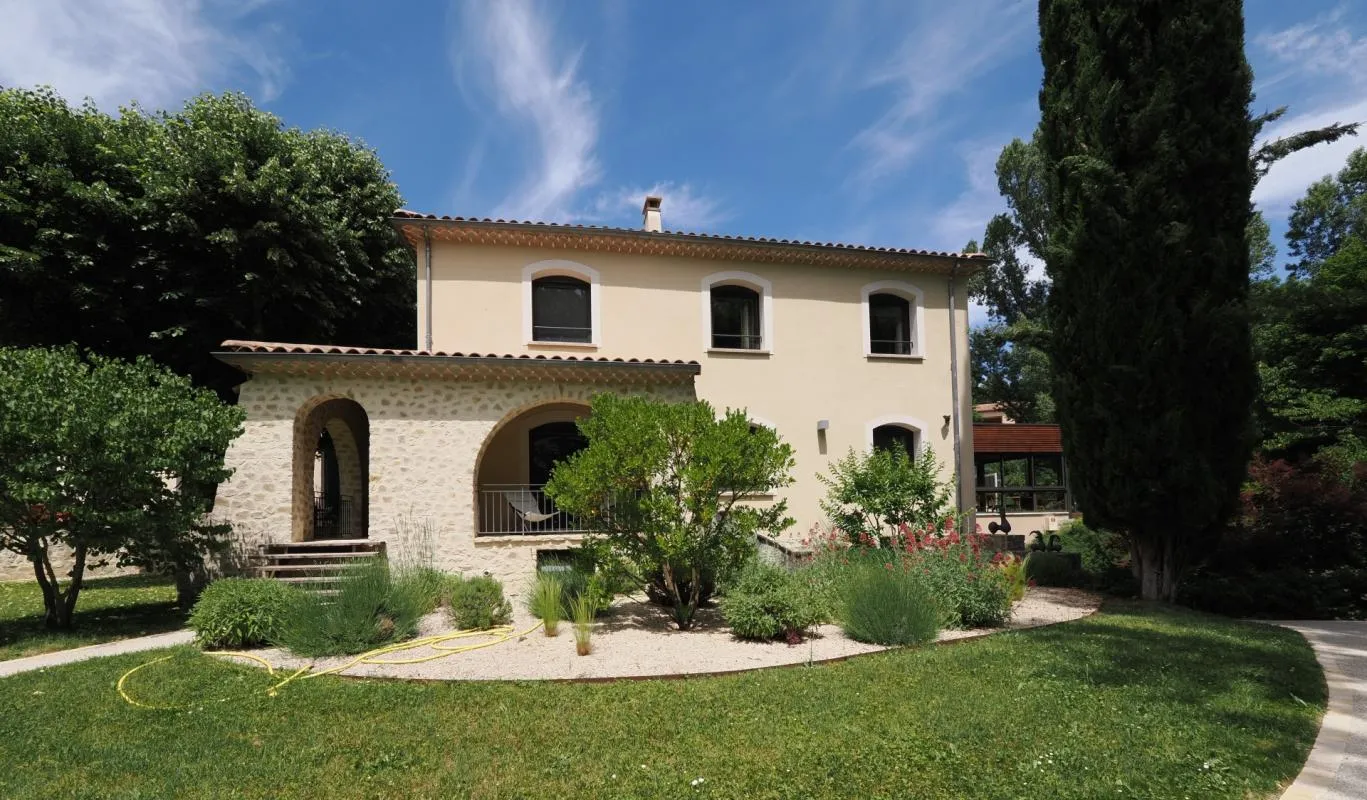 A VENDR EN DROME Provençale , MAGNIFIQUE VILLA , 1100 m2 habitables , AU CALME AVEC PISCINE JACUZZI HAMMAM, LOGEMENT DE FONCTION . TERRAIN DE 4000 M2 , SECURITE ABSOLUE