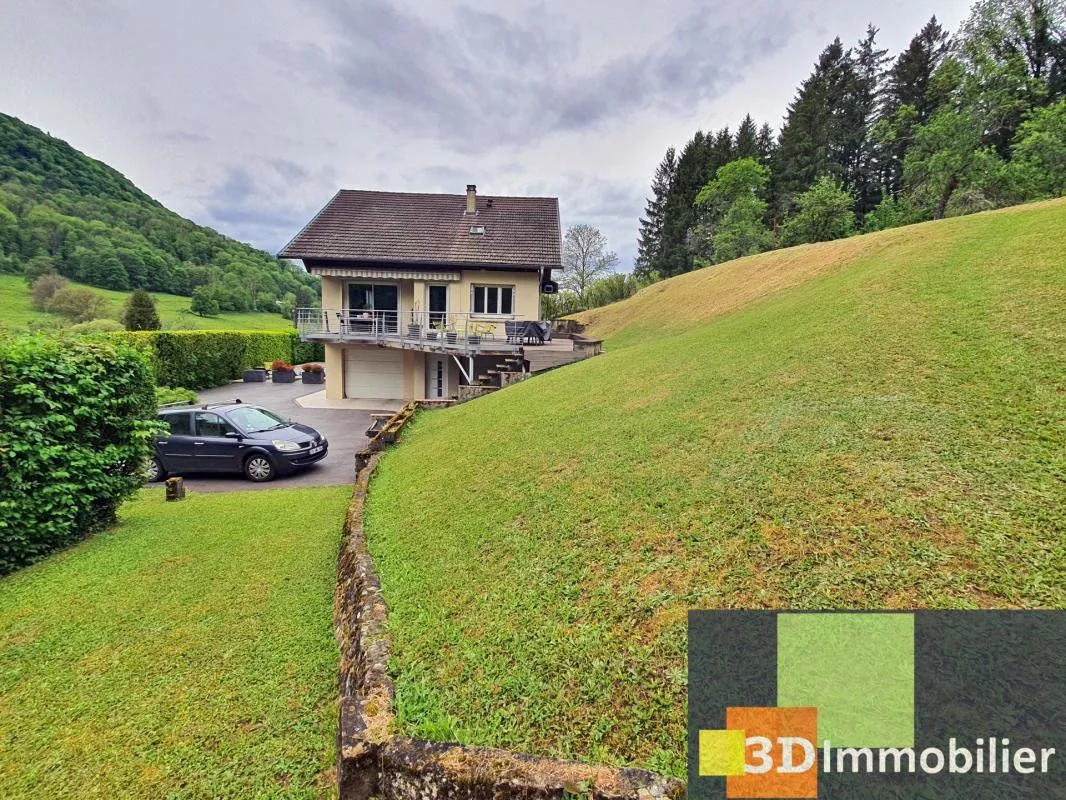 Emplacement exceptionnel pour cette maison à vendre de 5 chambres avec piscine