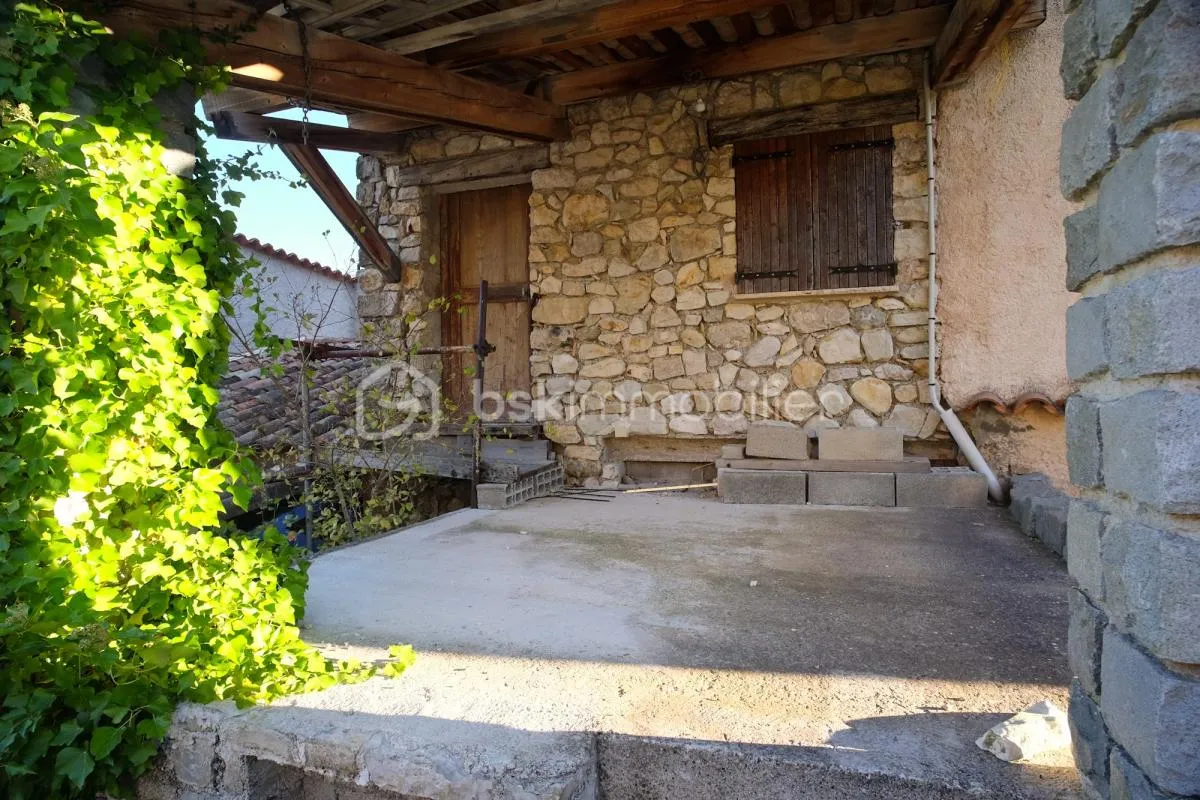 Maison de village de 45 m2 en pierre avec terrasse à finir de rénover