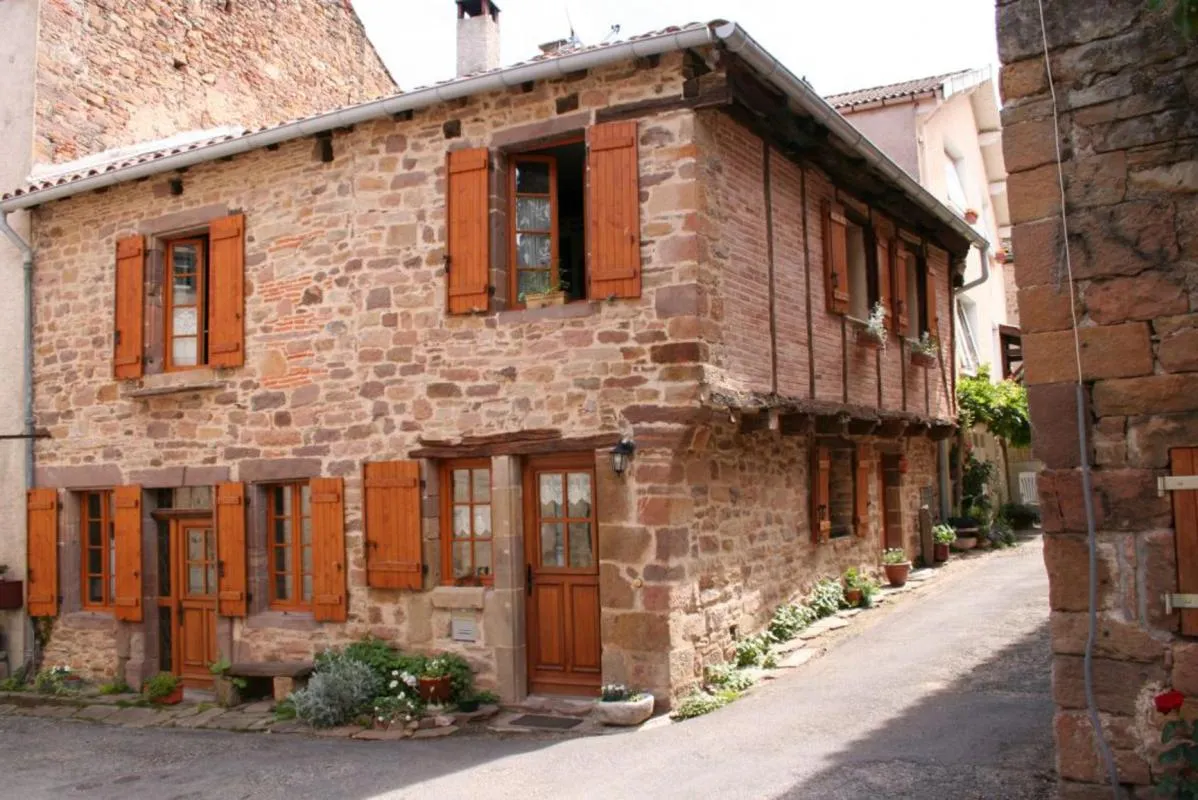 MAISON ANCIENNE DE VILLAGE A COLOMBAGES