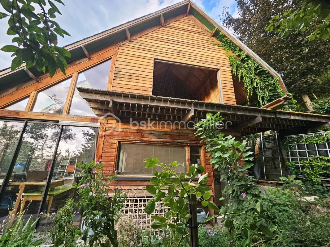 Une maison atypique entre pierre, bois et nature