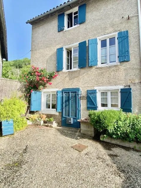 Magnifique maison de village de 105 m² avec grand jardin de 830 m² sans vis à vis et vue montagne
