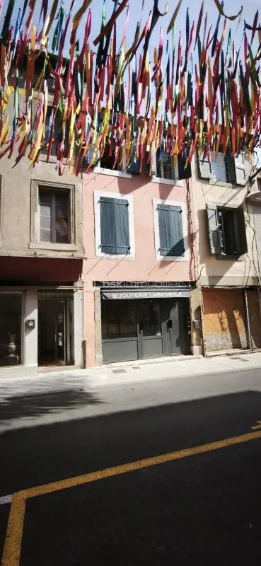 INVESTISSEMENT LOCATIF- UN LOCAL COMMERCIAL- 2 APPARTEMENTS- 1 STUDIO - 1 CAVE- ENTIÈREMENT MEUBLÉ