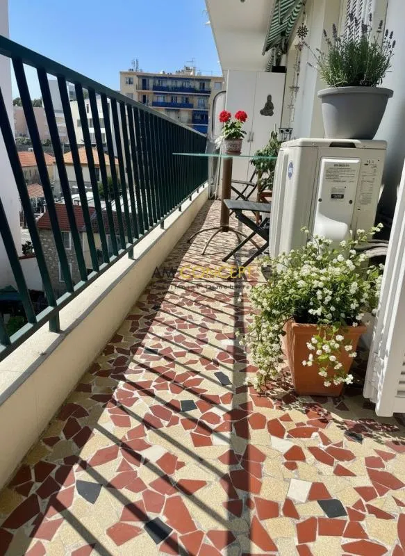 NICE ouest proche mer 2P terrasse cave
