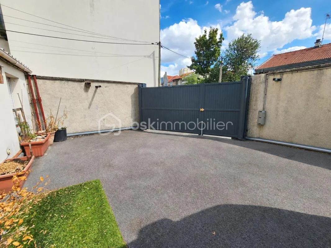 MONTREUIL – LOCAL COMMERCIAL AVEC COUR, PARKING & POTENTIEL D’HABITATION – LIGNE 9
