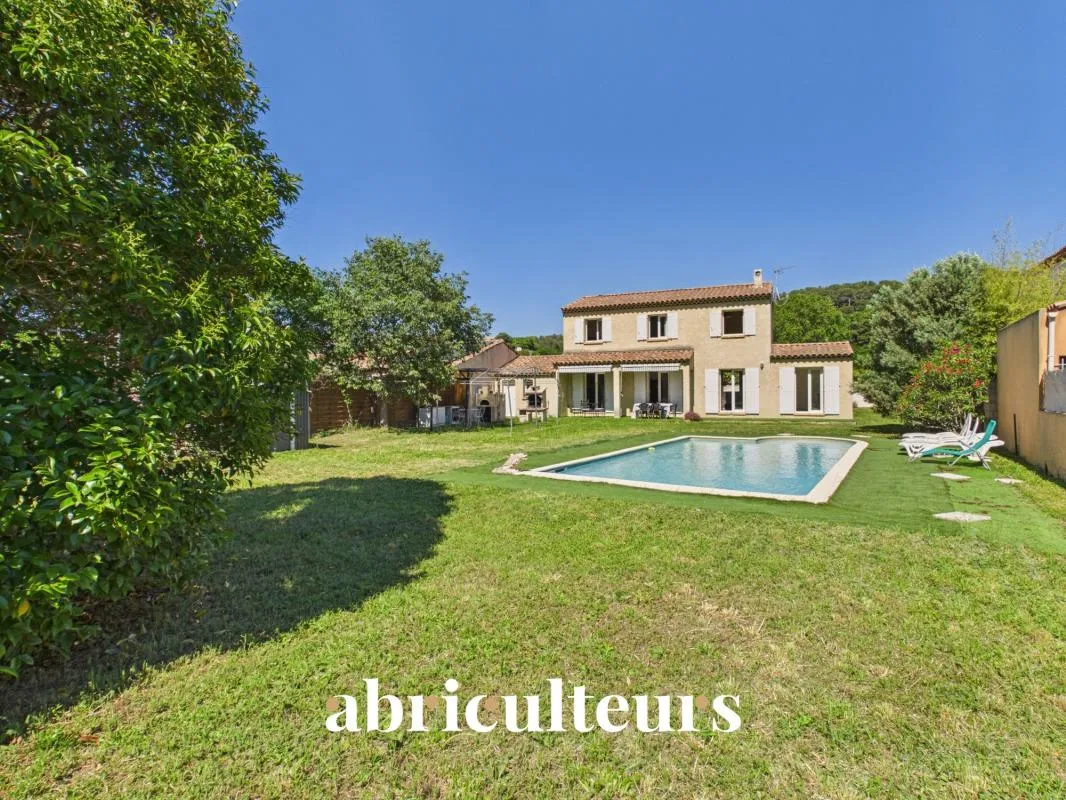 Maison - 124 m² - 6 pièces - Saint-Chamas (13250)
