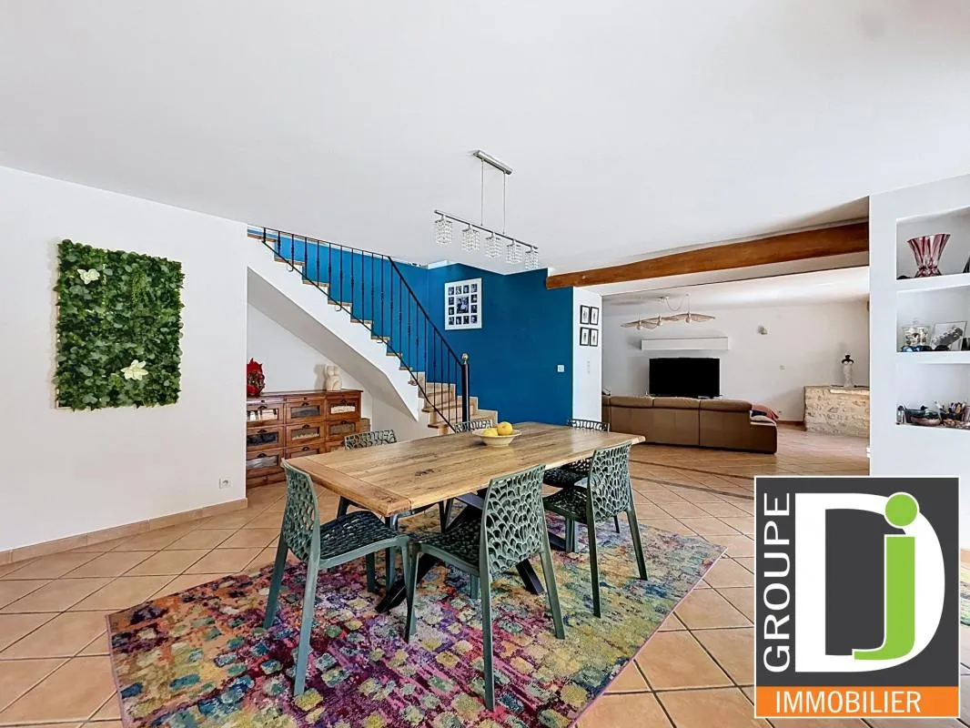 Maison en pierres à vendre à Etoile-sur-Rhône vaste pièce de