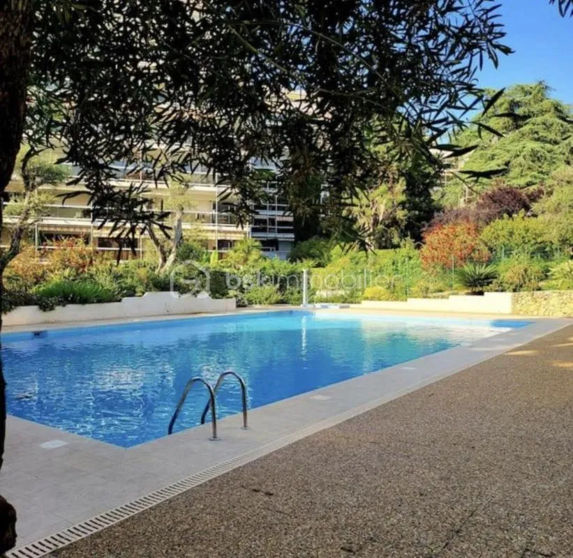 ANTIBES – LE MAS DE TANIT – GRAND STUDIO AVEC TERRASSE, PISCINE ET CAVE