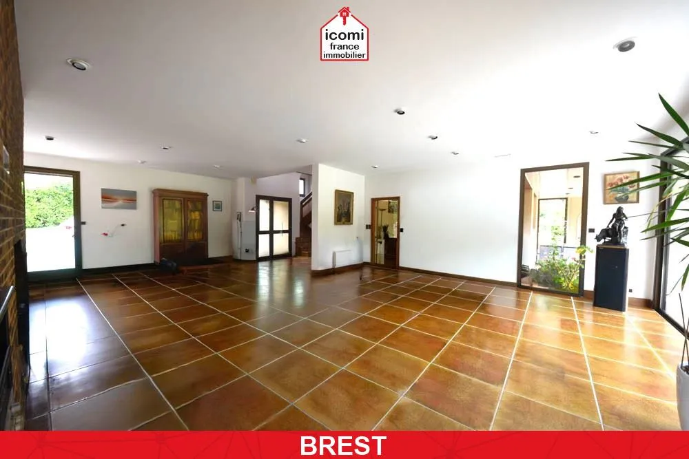 FINISTERE - Brest (29200) - A VENDRE MAISON D’ARCHITECTE DE 248 M² – 5 CHAMBRES - JARDIN SANS VIS-VIS DE 2300 M² - GARAGE DE 41 M² - CHAUFFAGE AU SOL - VMC DOUBLE FLUX- DPE C