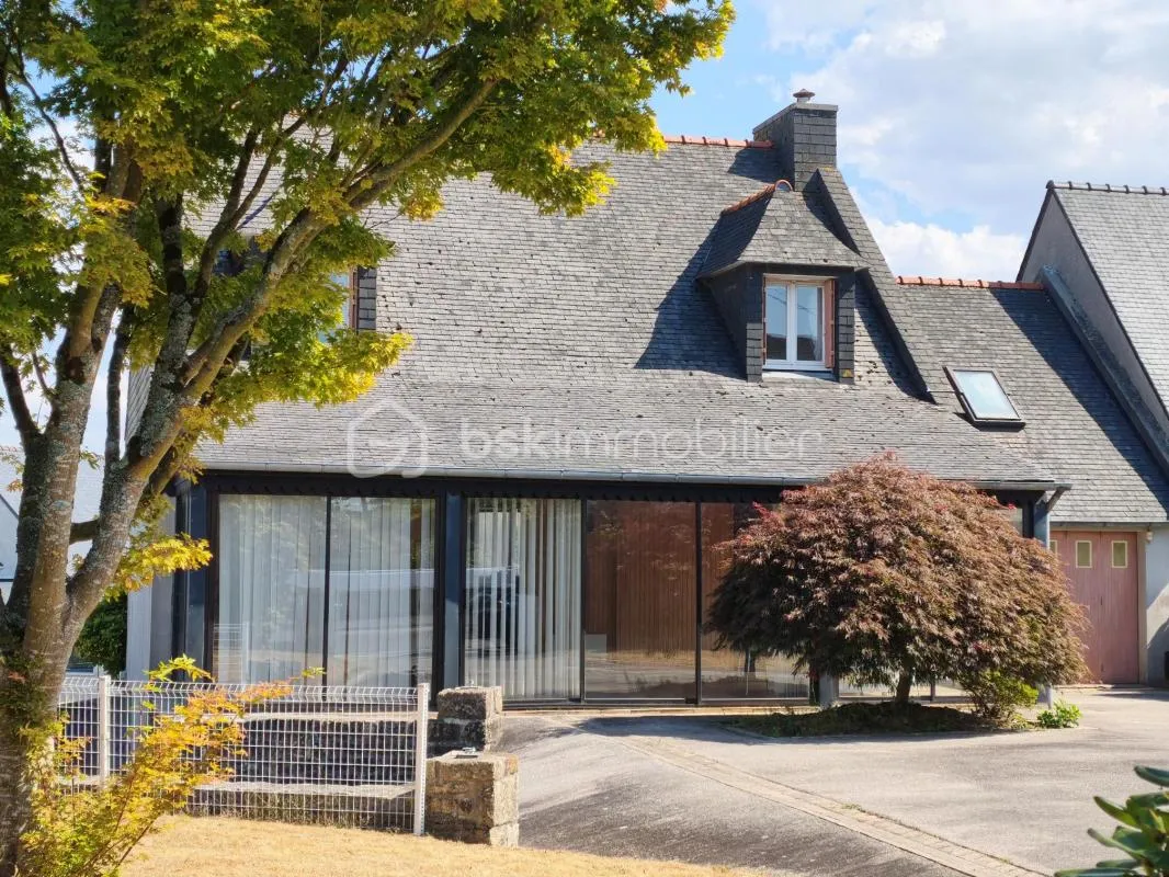 Maison à rénover avec beau potentiel - garage et sous sol complet