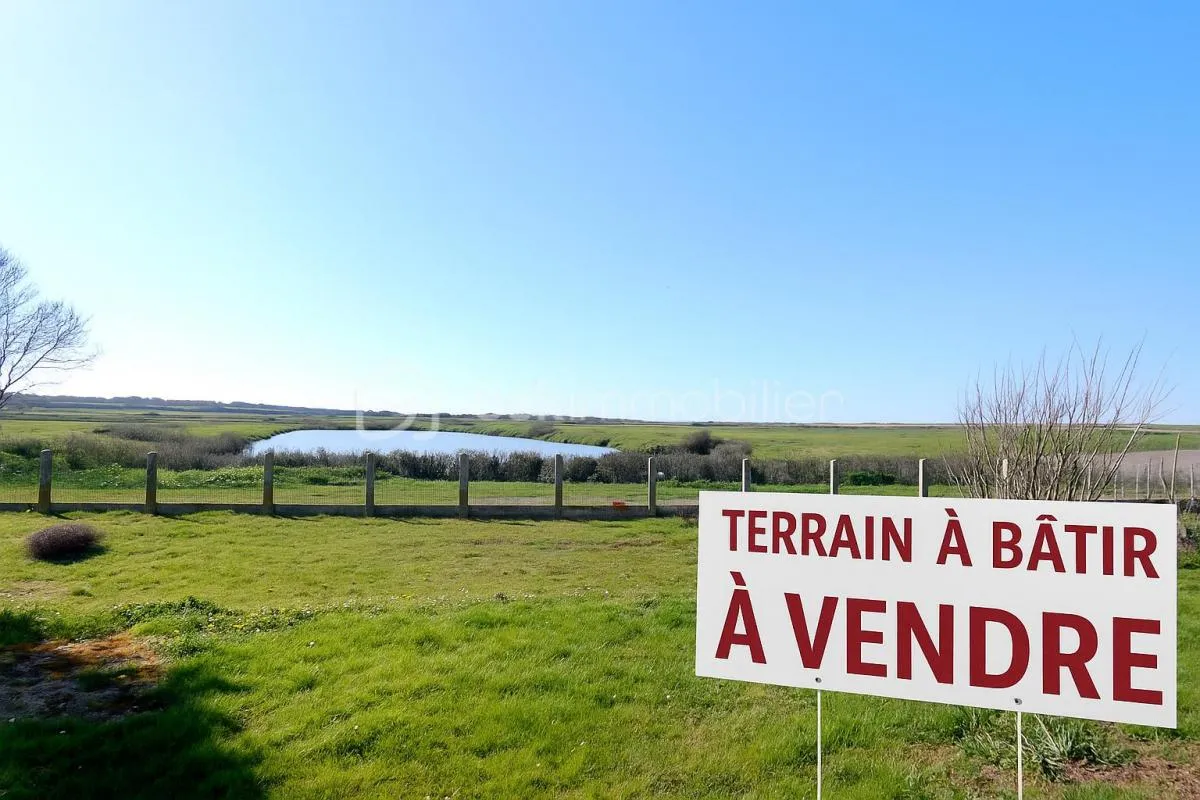 TERRAIN CLOS - EN PARTIE VIABILISÉ - VUE DÉGAGÉE EXCEPTIONNELLE SUR LES MARAIS