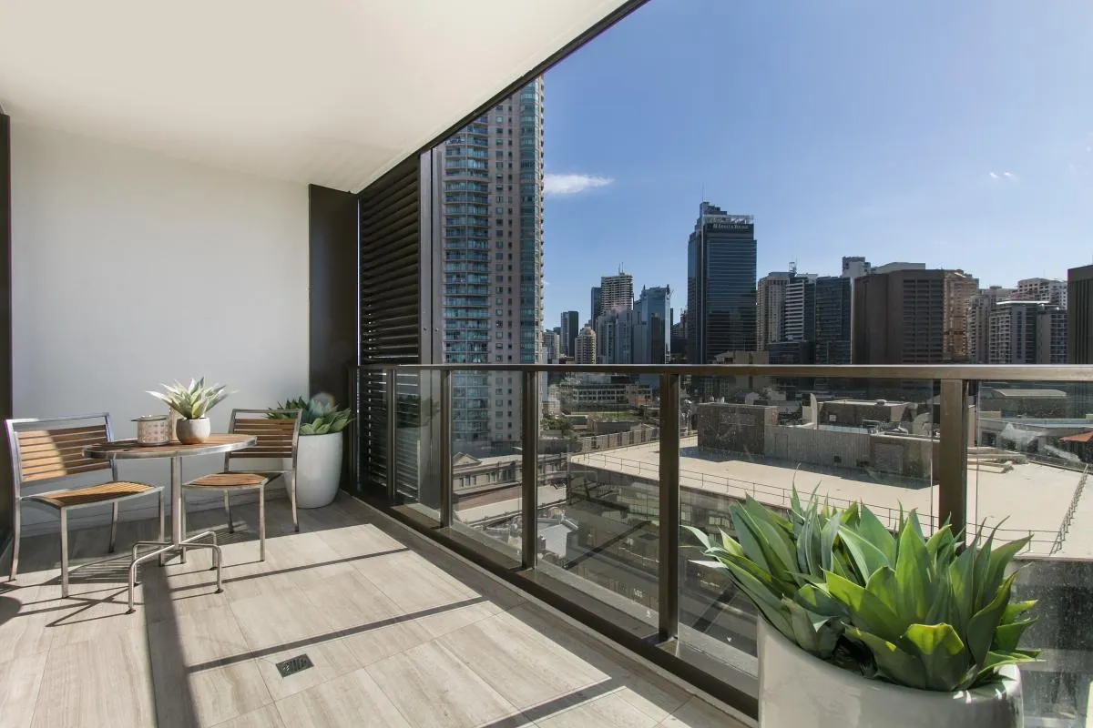MODERNE AUX BEAUX VOLUMES – ETAGES ELEVE - VUE DEGAGE - BALCON GÉNÉREUX