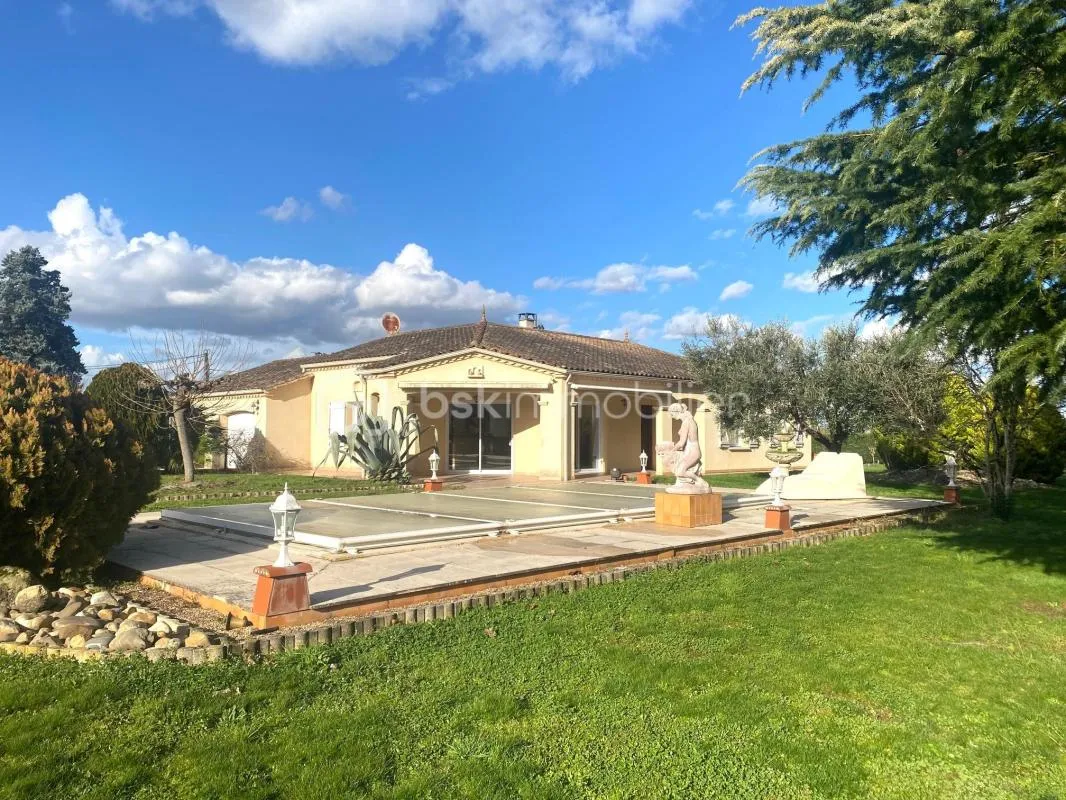 Villa de plein pied avec maison secondaire