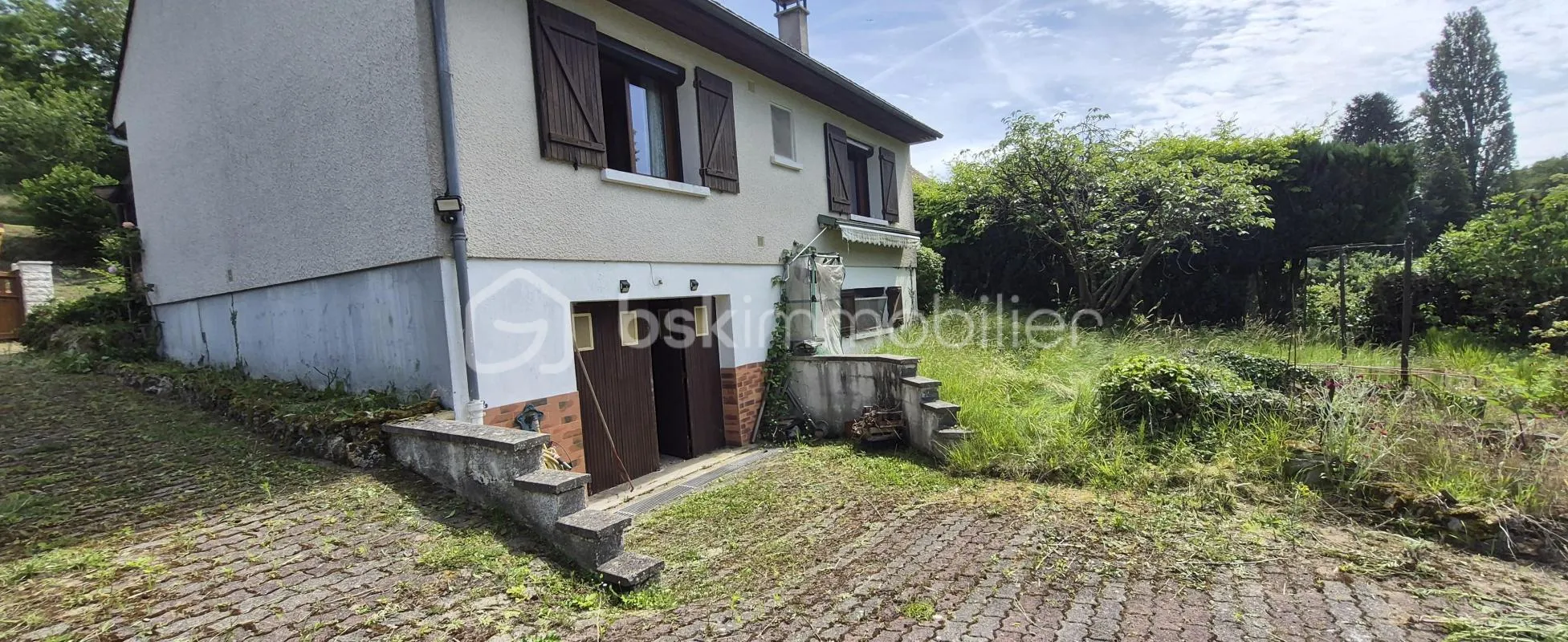 Maison avec un Grand Terrain et beau potentiel