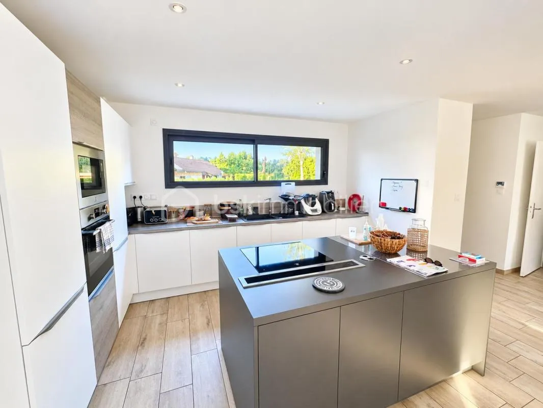 Exclusivité - Maison contemporaine de plain-pied avec 4 chambres à Guécélard