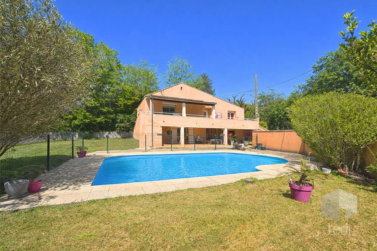 LE TEIL, maison de 160 m2 avec piscine