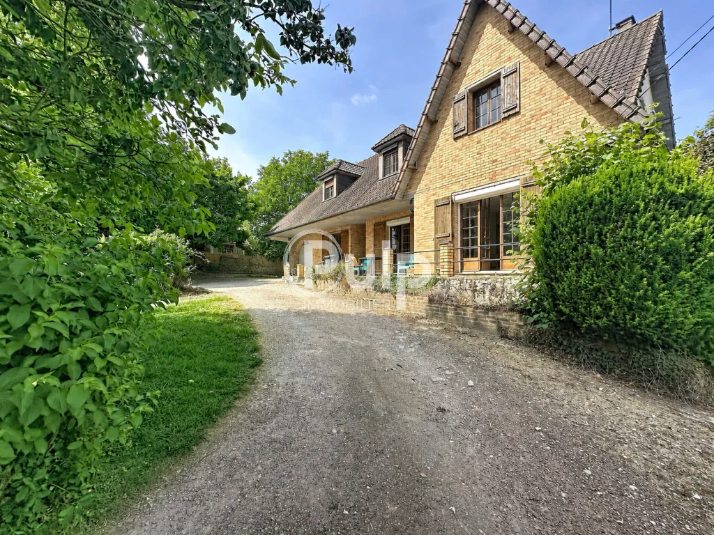 Grande maison familiale de 160 m² avec 6 chambres, terrain de 2 600 m² et sous-sol complet