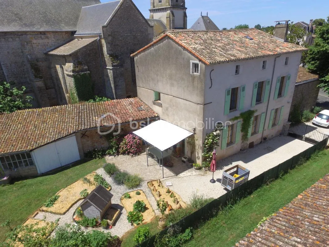 Maison de caractère rénovée – 134 m² – Jardin arboré de 600 m² – Rouillé Hyper centre (86480)