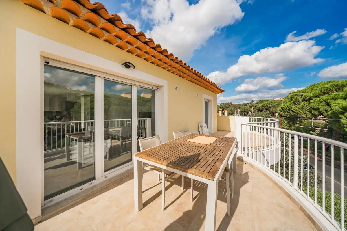 83600 FREJUS - CENTRE-VILLE - 3 PIÈCES - 2 CHAMBRES - 65.0 M² - BEL APPARTEMENT AVEC TERRASSE DE 56 M²