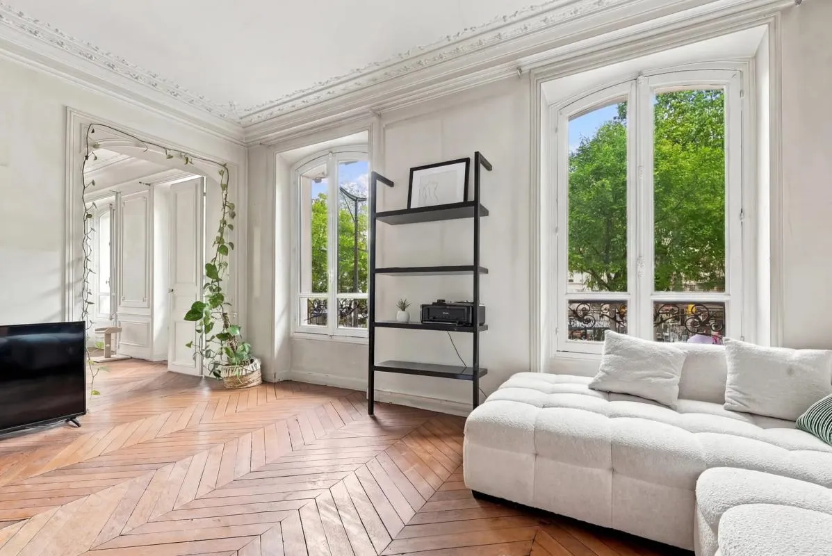 Triangle d'or du 10 eme : appartement familial à finir de rénover avec tout le charme de l'ancien